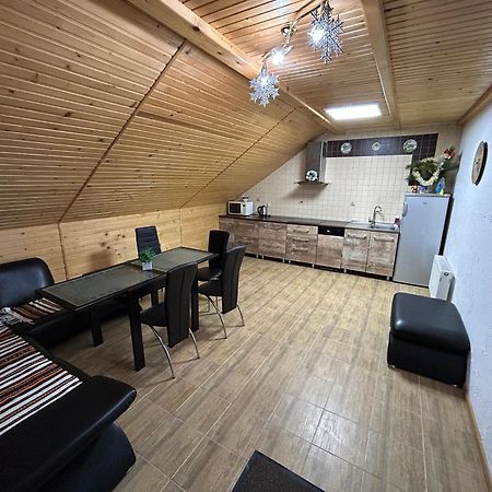 Hotel Любе à Yablunytsya Extérieur photo