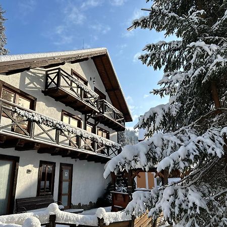 Hotel Любе à Yablunytsya Extérieur photo