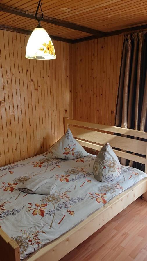Hotel Любе à Yablunytsya Extérieur photo