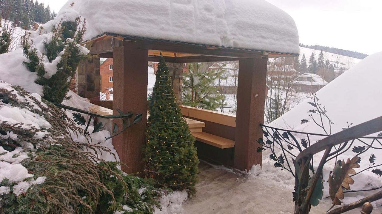 Hotel Любе à Yablunytsya Extérieur photo