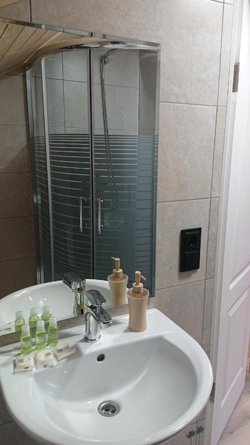 Hotel Любе à Yablunytsya Extérieur photo