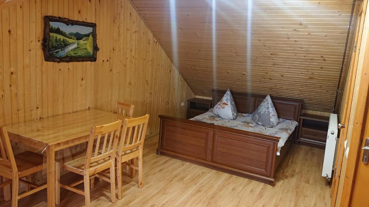 Hotel Любе à Yablunytsya Extérieur photo