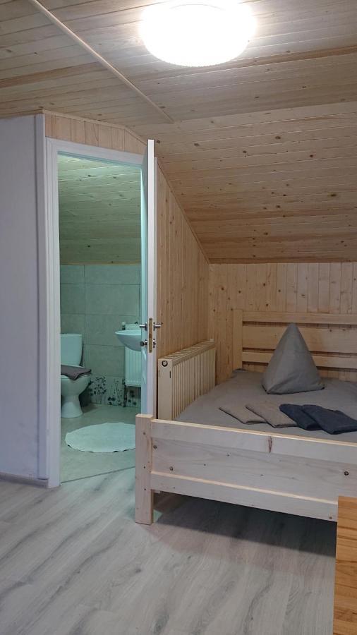 Hotel Любе à Yablunytsya Extérieur photo