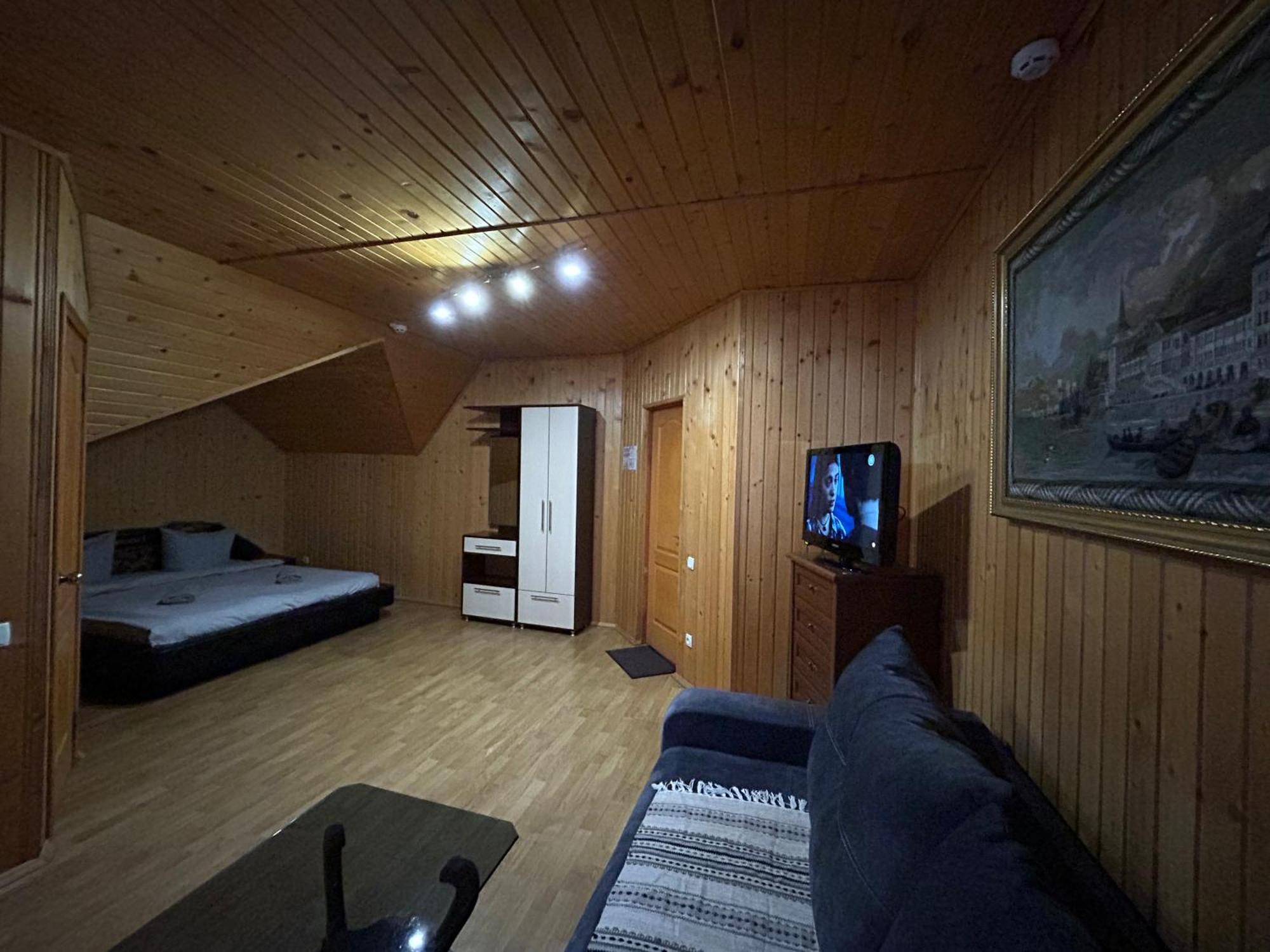 Hotel Любе à Yablunytsya Extérieur photo