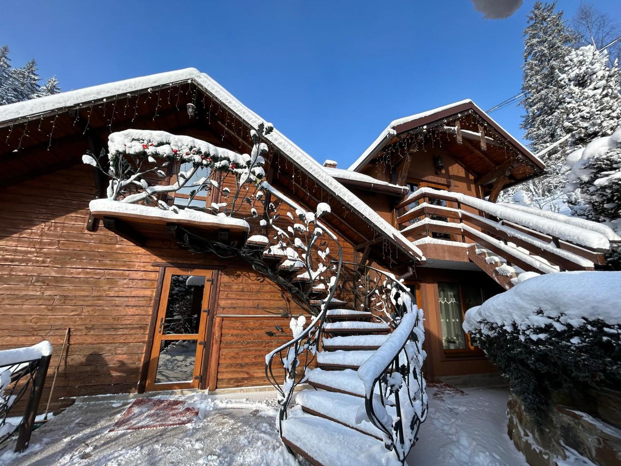 Hotel Любе à Yablunytsya Extérieur photo