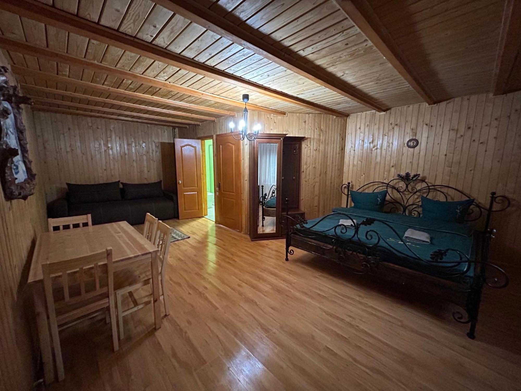 Hotel Любе à Yablunytsya Extérieur photo