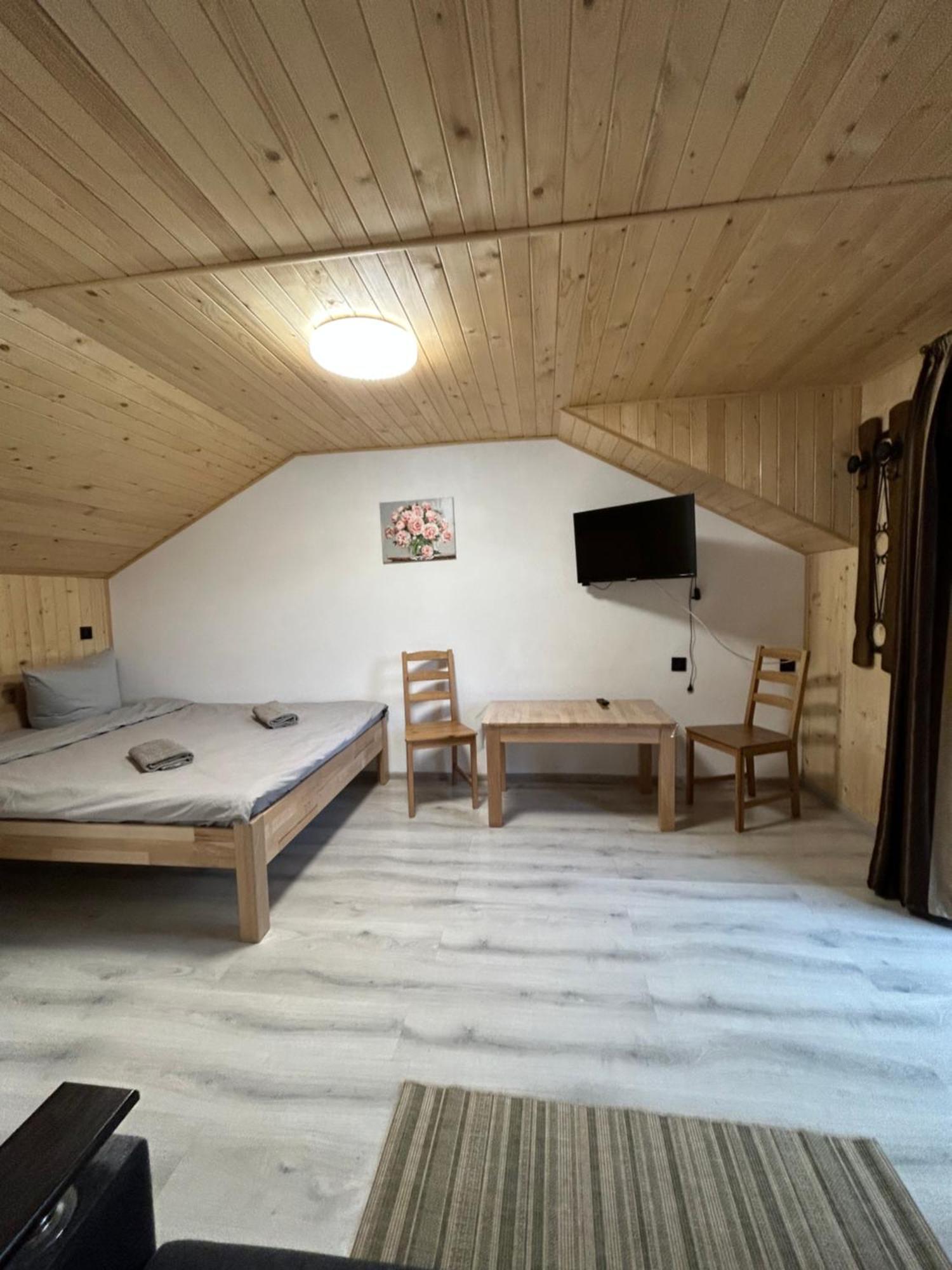 Hotel Любе à Yablunytsya Extérieur photo