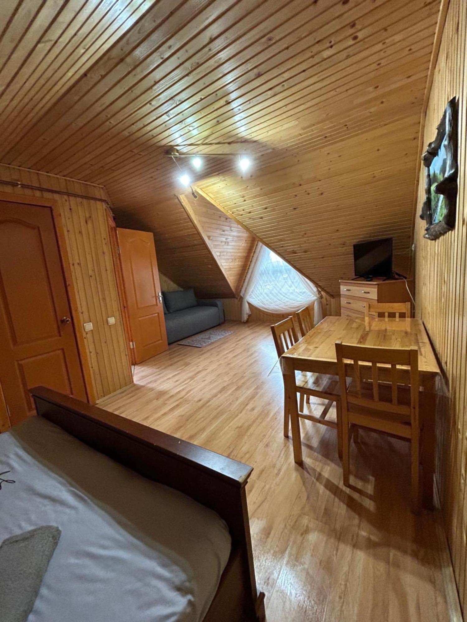 Hotel Любе à Yablunytsya Extérieur photo