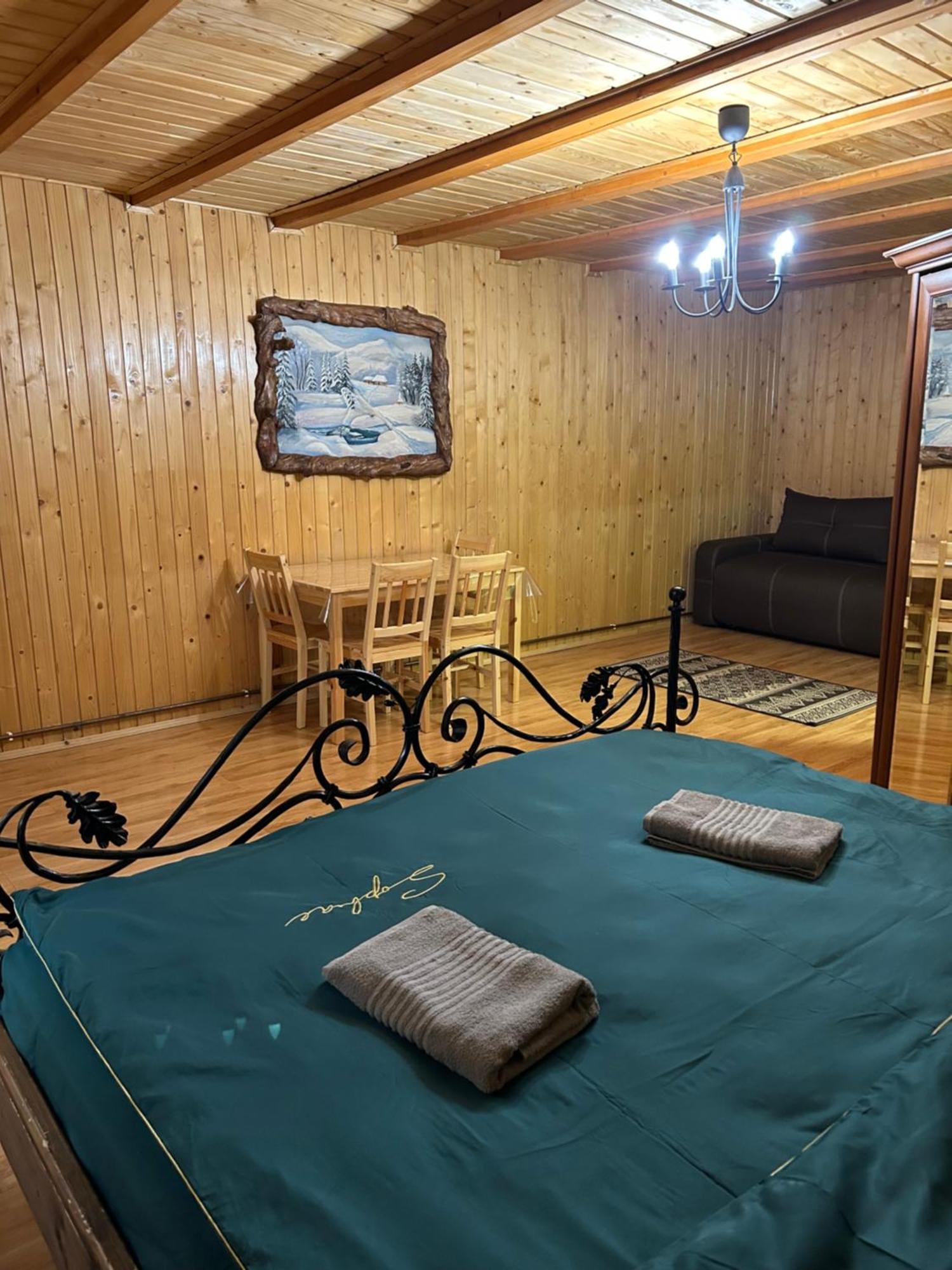 Hotel Любе à Yablunytsya Extérieur photo
