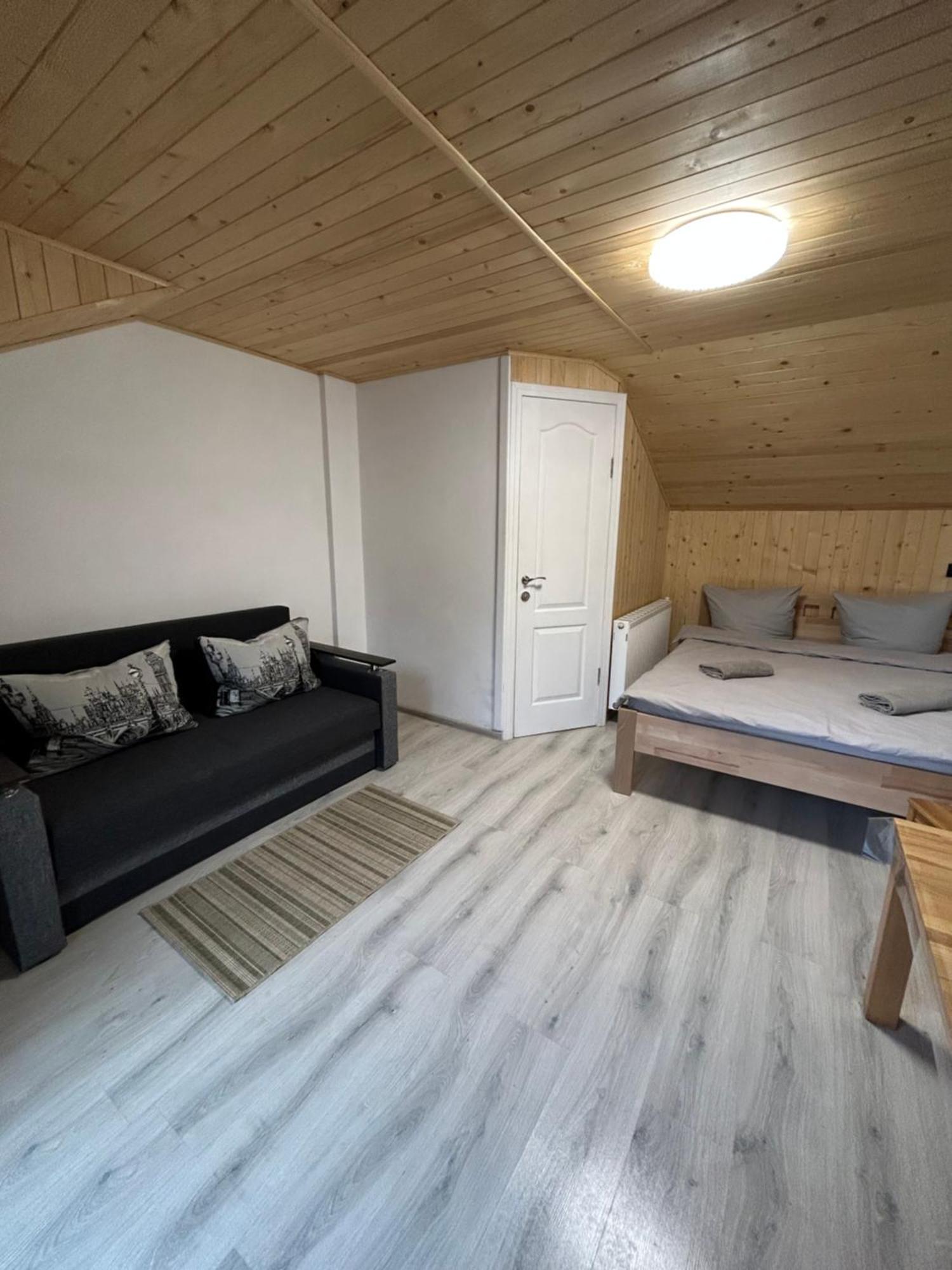 Hotel Любе à Yablunytsya Extérieur photo