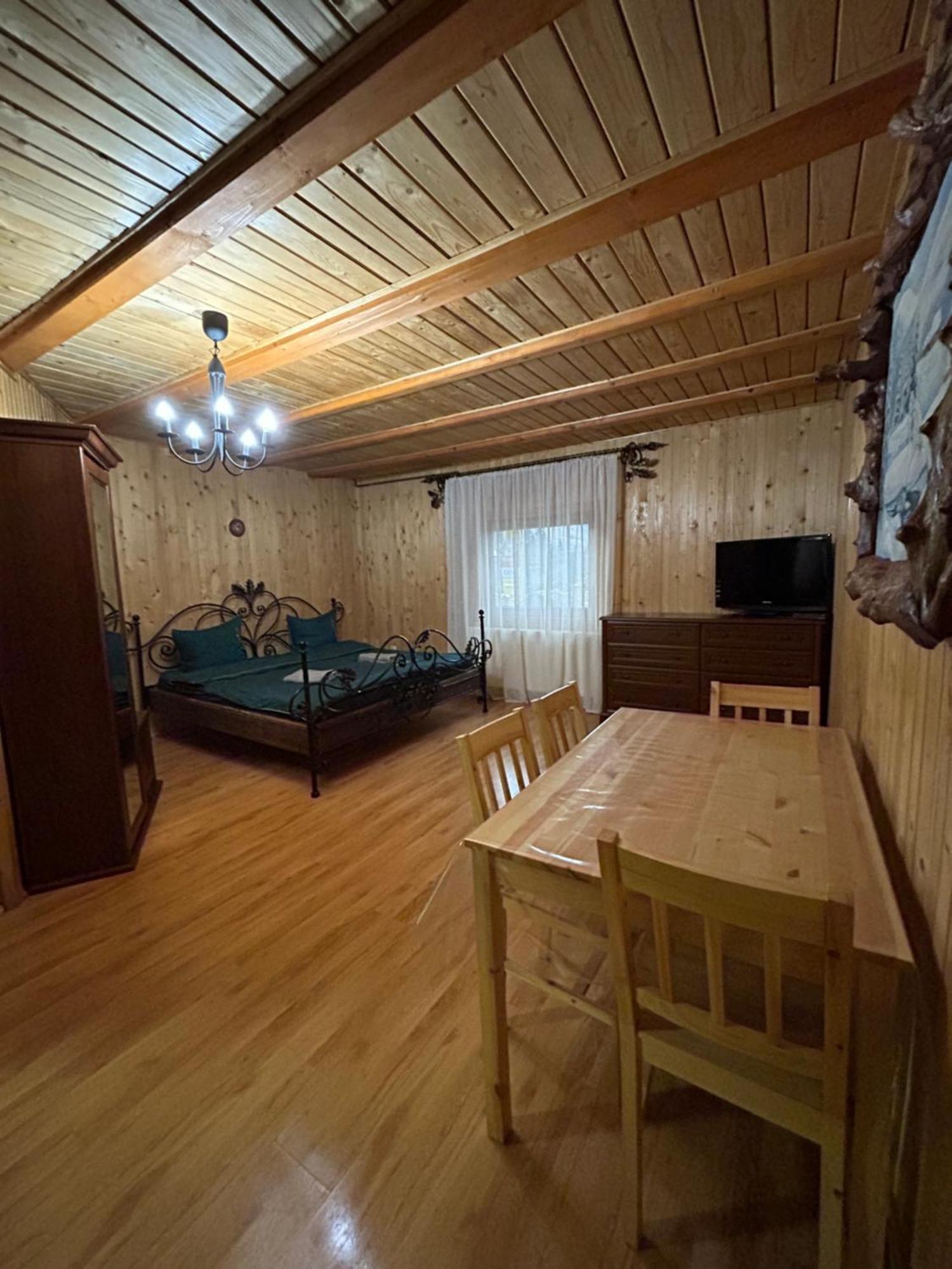 Hotel Любе à Yablunytsya Extérieur photo
