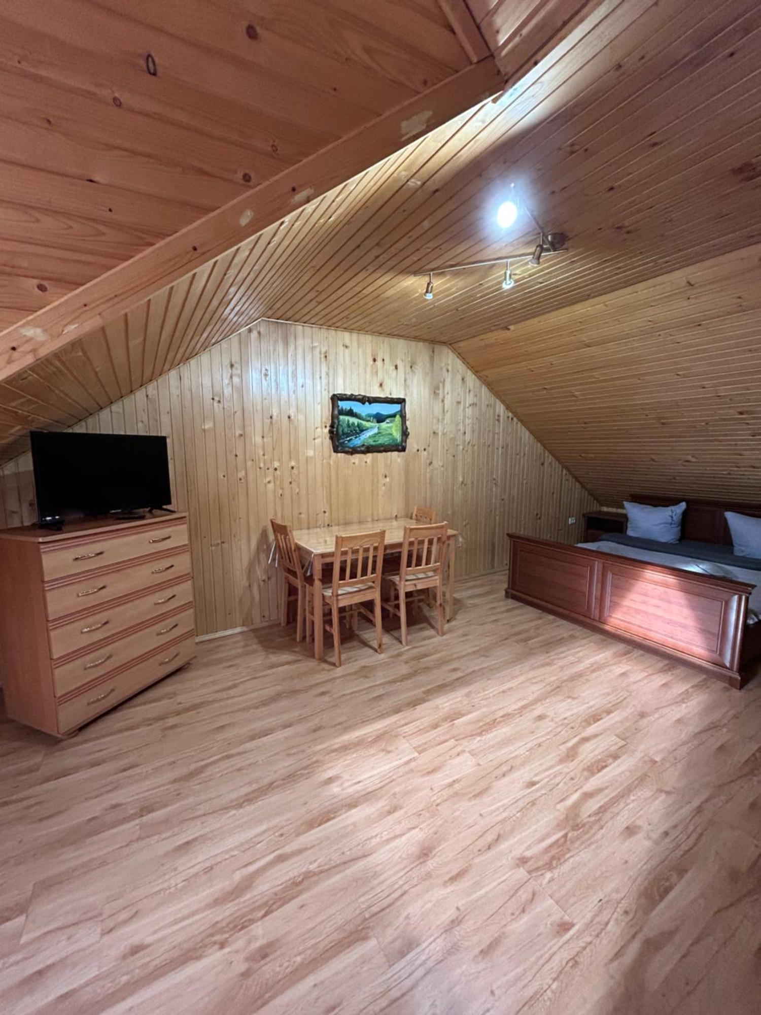 Hotel Любе à Yablunytsya Extérieur photo