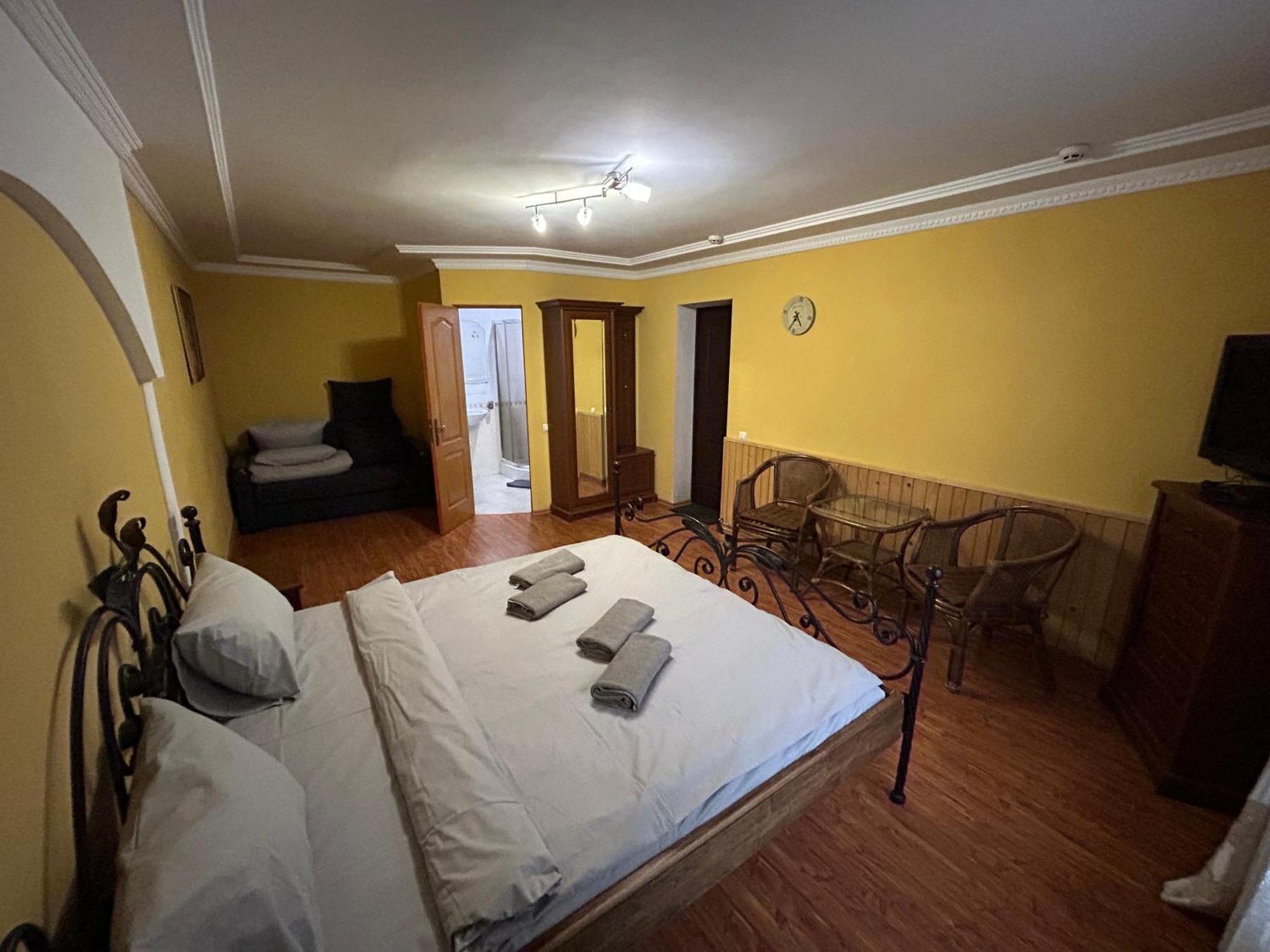 Hotel Любе à Yablunytsya Extérieur photo