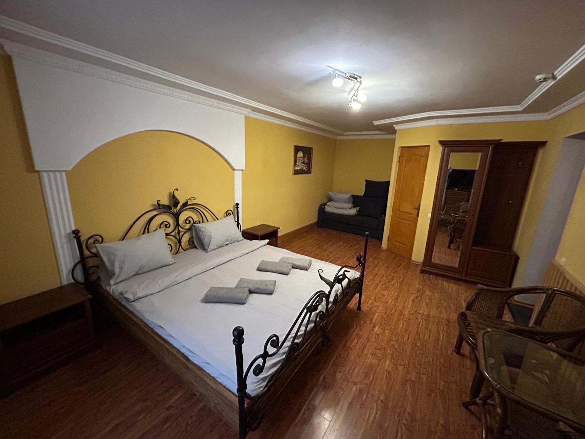 Hotel Любе à Yablunytsya Extérieur photo
