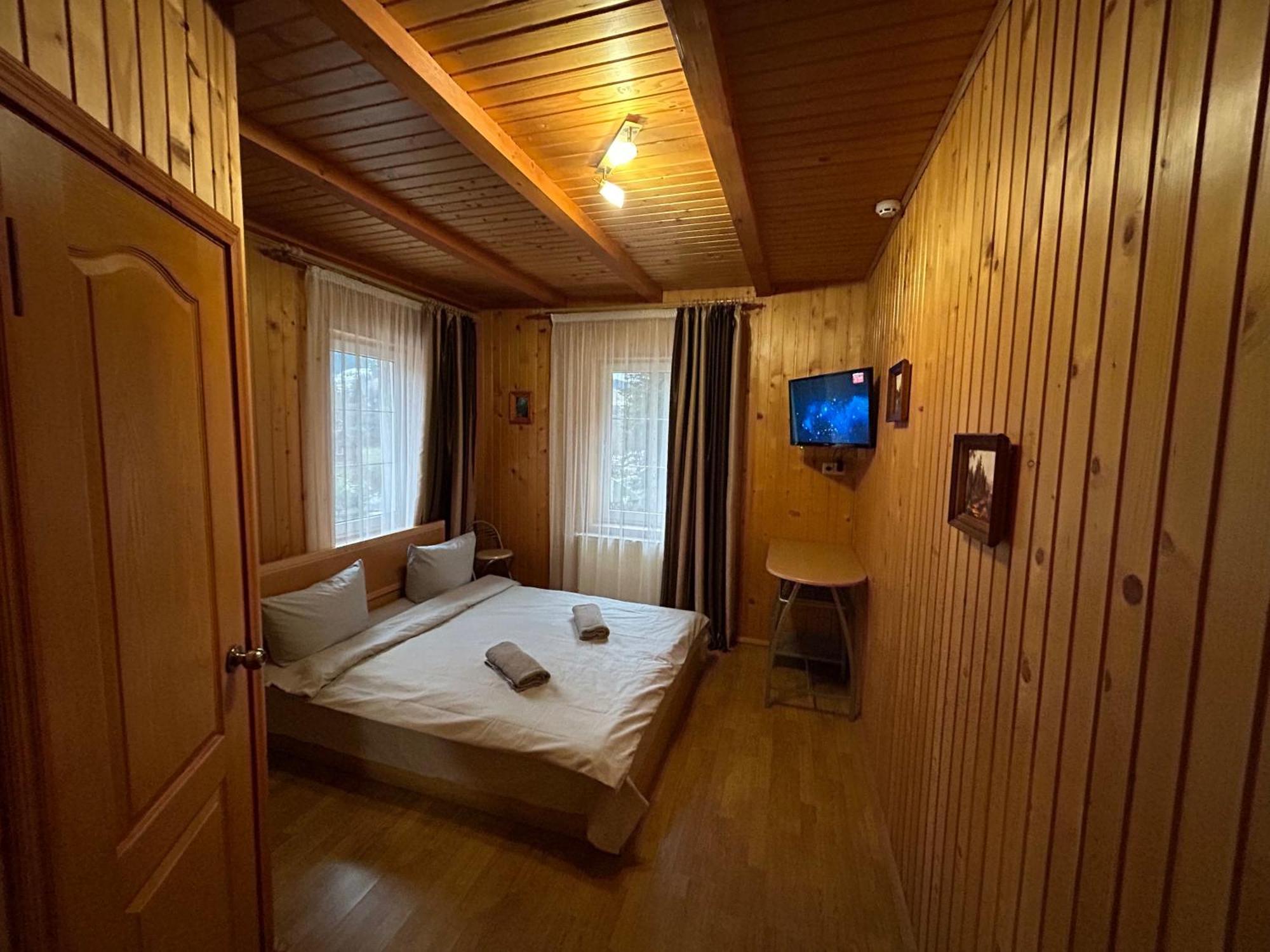 Hotel Любе à Yablunytsya Extérieur photo