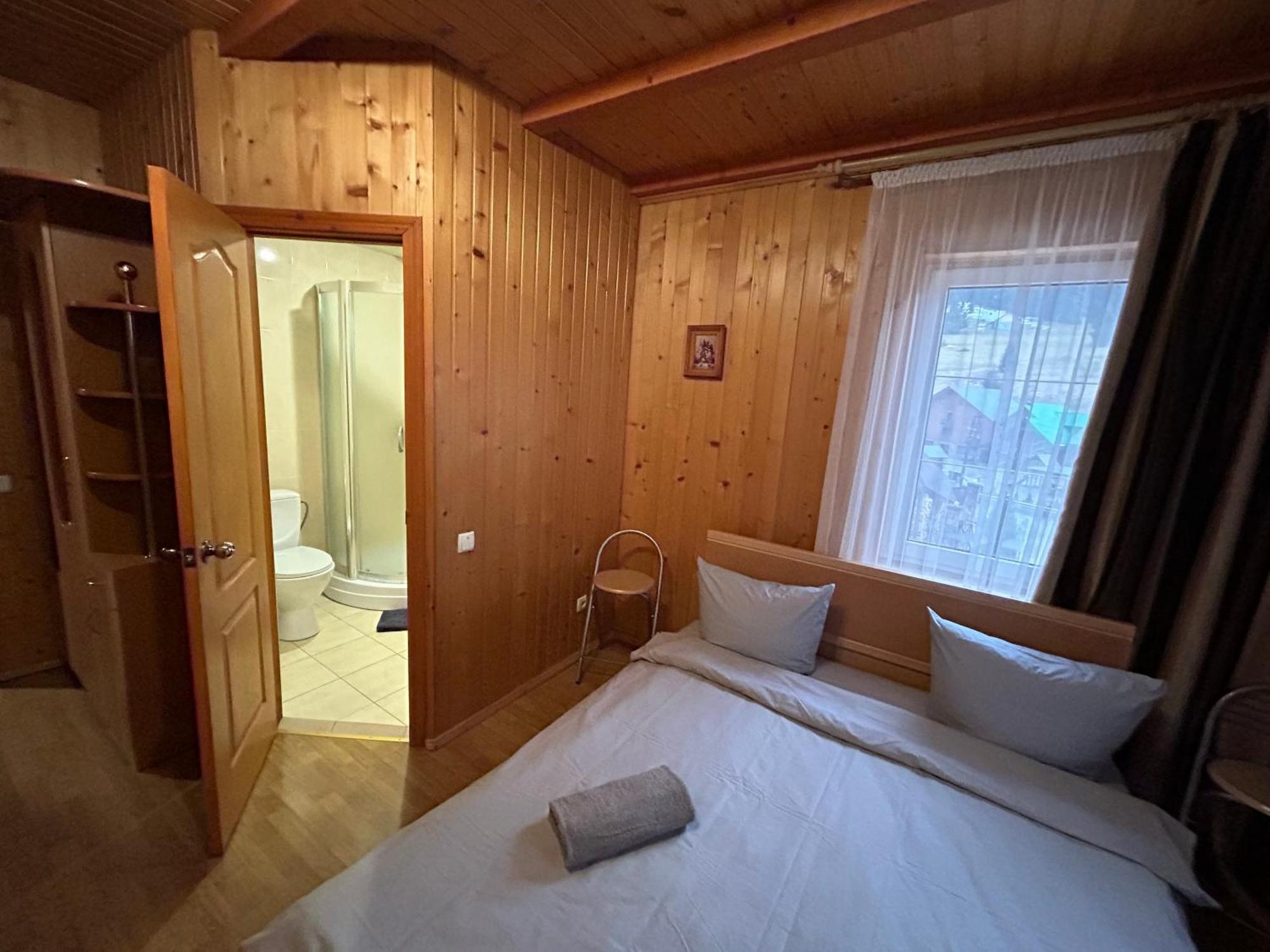 Hotel Любе à Yablunytsya Extérieur photo