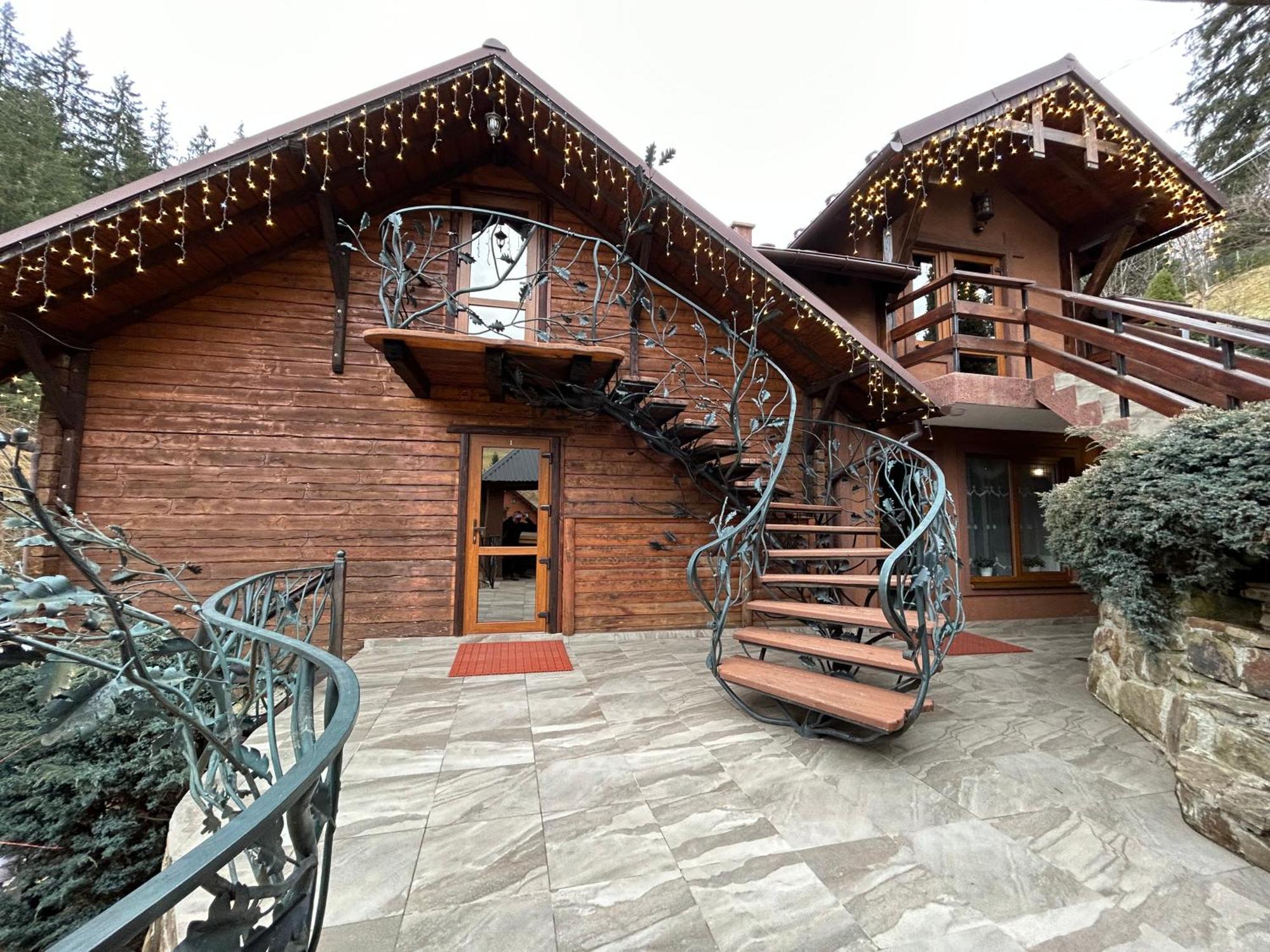 Hotel Любе à Yablunytsya Extérieur photo