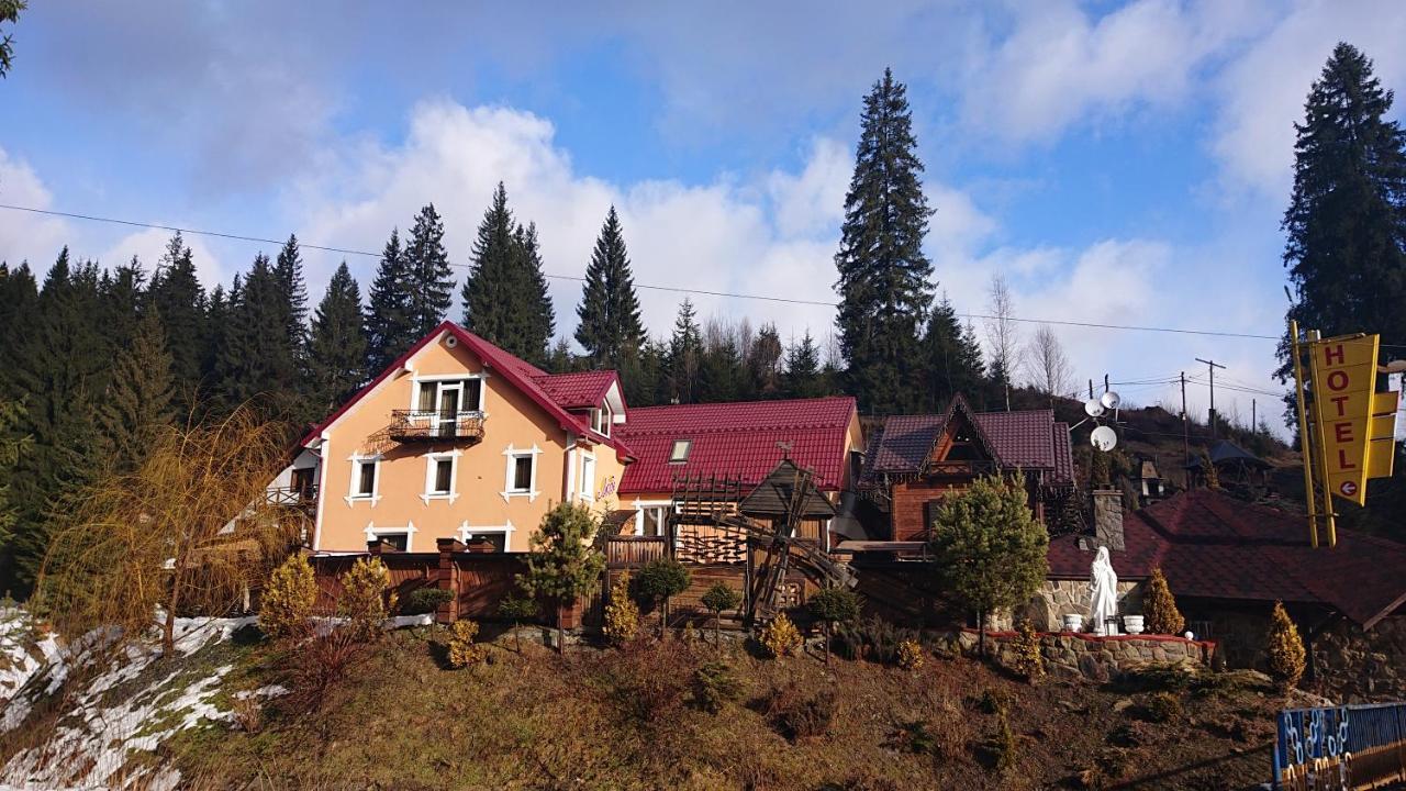 Hotel Любе à Yablunytsya Extérieur photo