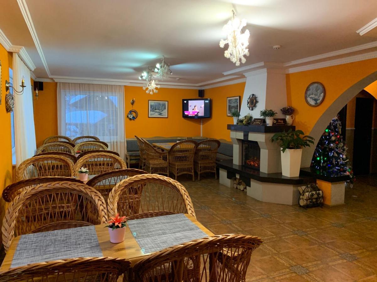 Hotel Любе à Yablunytsya Extérieur photo