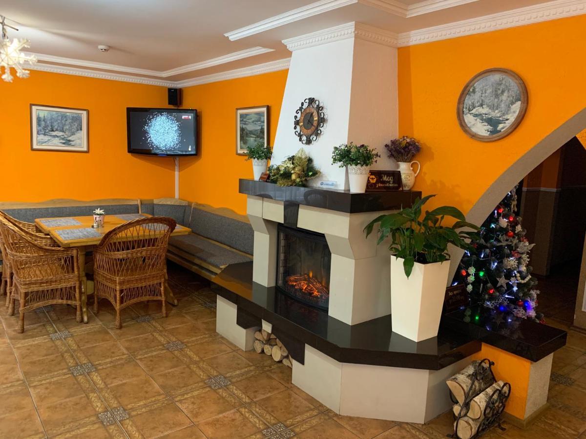 Hotel Любе à Yablunytsya Extérieur photo