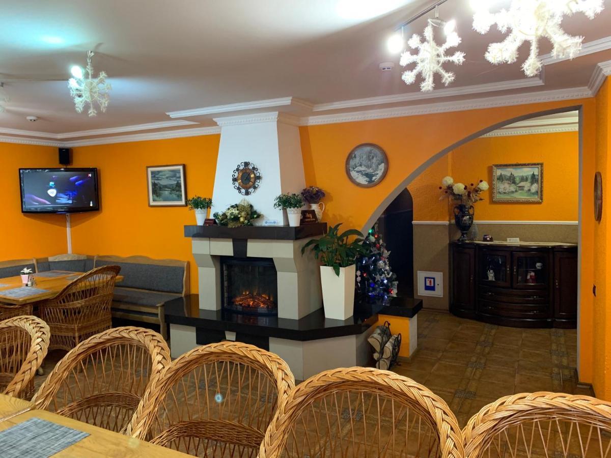 Hotel Любе à Yablunytsya Extérieur photo