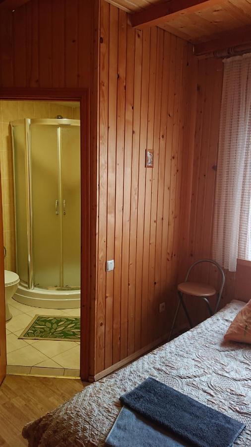 Hotel Любе à Yablunytsya Extérieur photo
