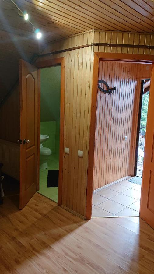 Hotel Любе à Yablunytsya Extérieur photo